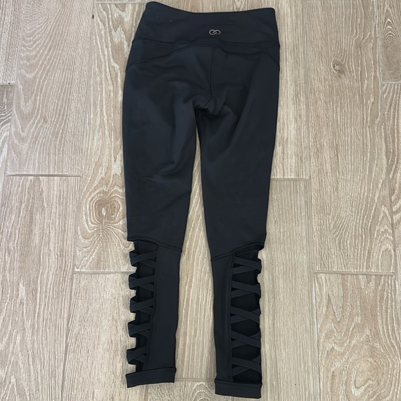 CALIA Leggings with Side Cutouts - Picture 4 of 7